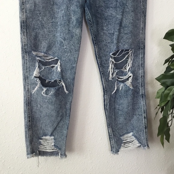 Hollister Ultra High-Rise Mom Jean - Picture 4 of 7